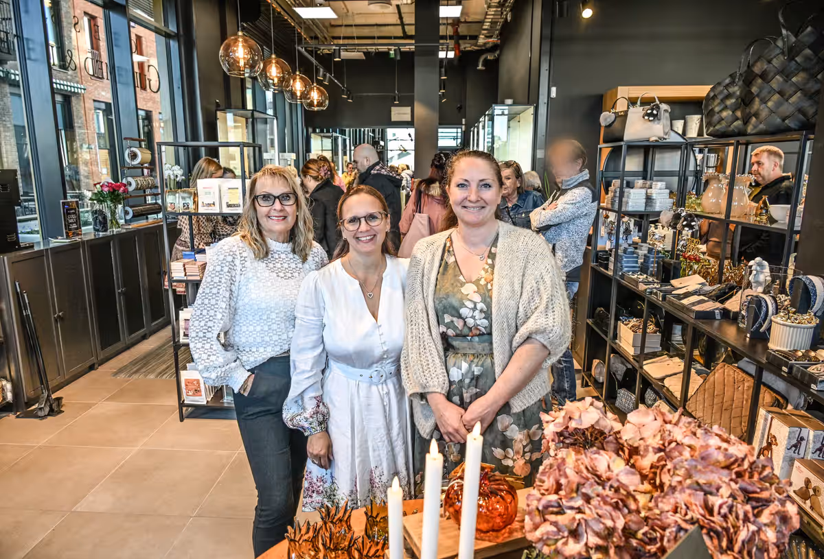 Tre av damene bak disken i butikken på Gressvik