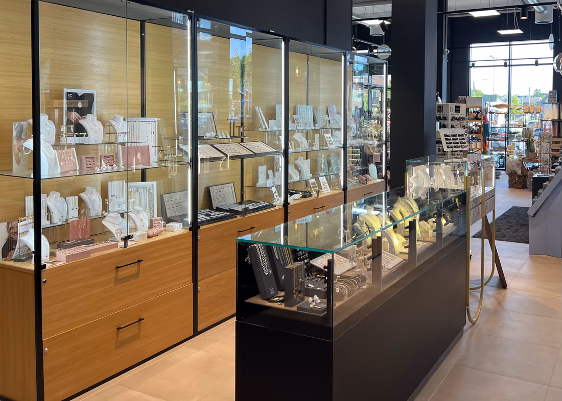 Smykkemontre med kjeder, øredobber og ringer i butikken