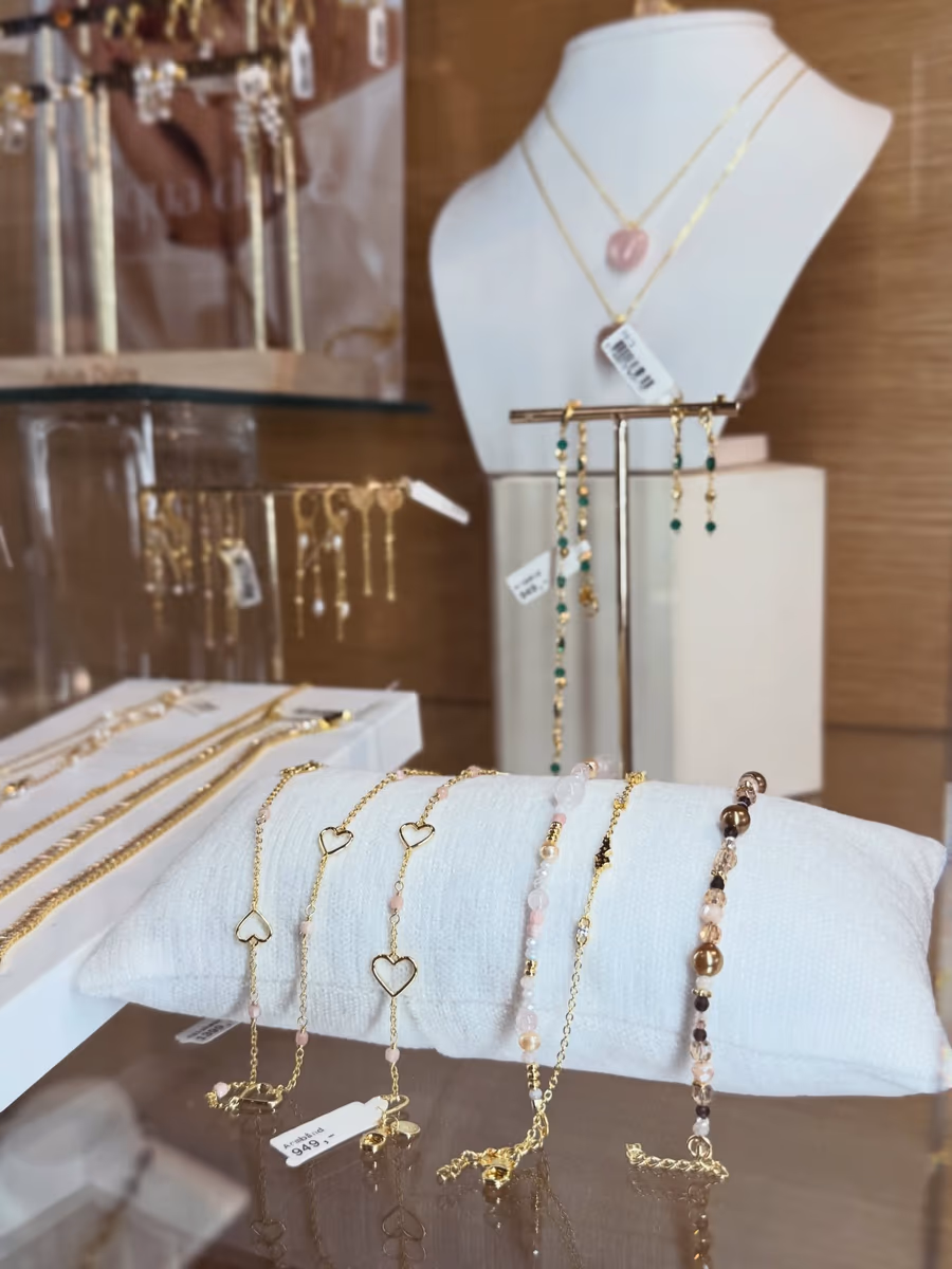 Gullkjeder, armbånd og ringer på display