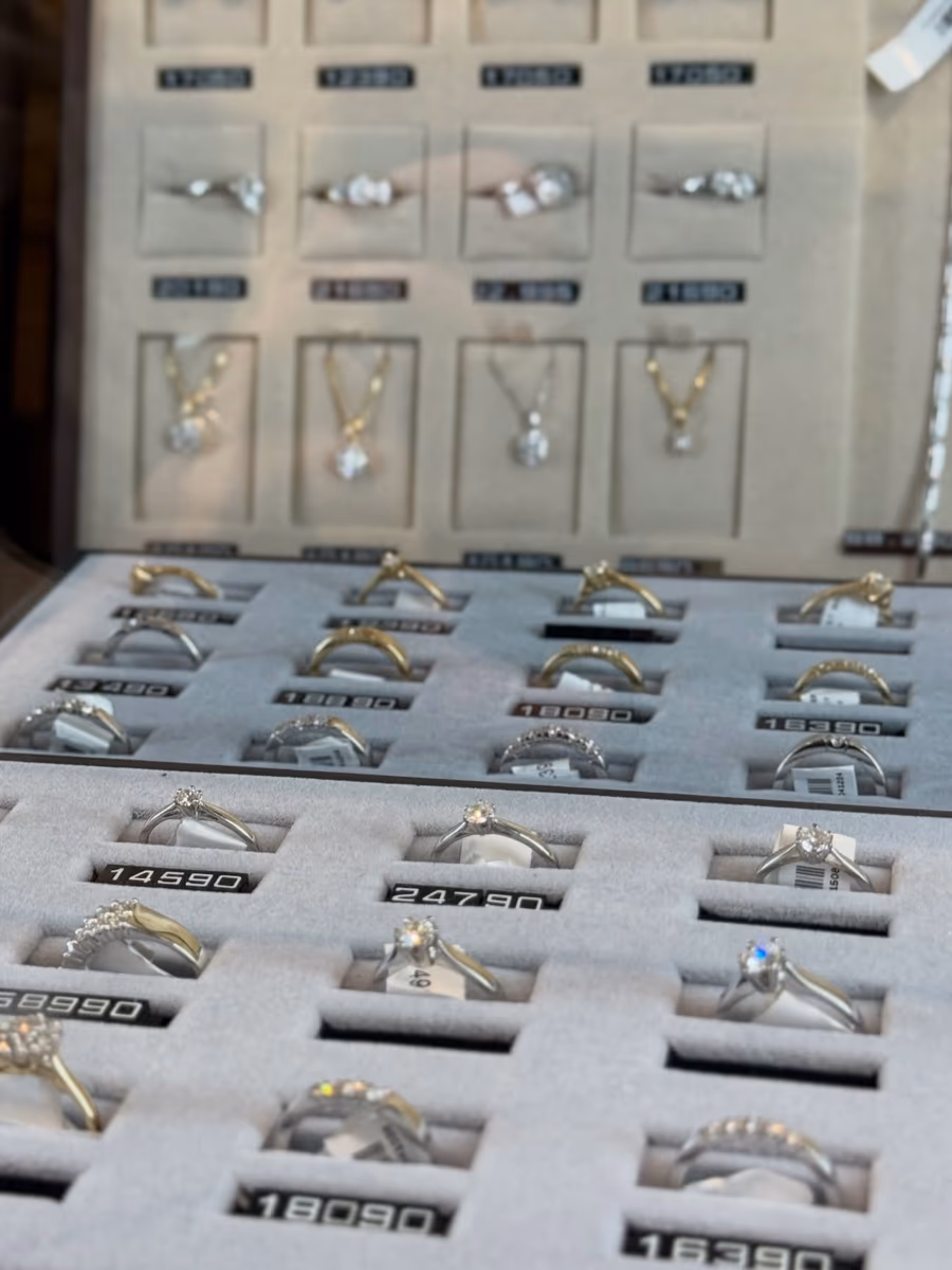 Ringer, kjeder og anheng med diamanter i montren