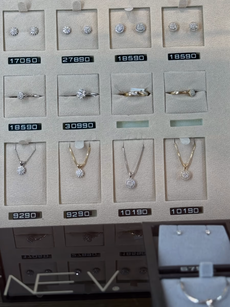 Øredobber, ringer og anheng med diamanter i montren