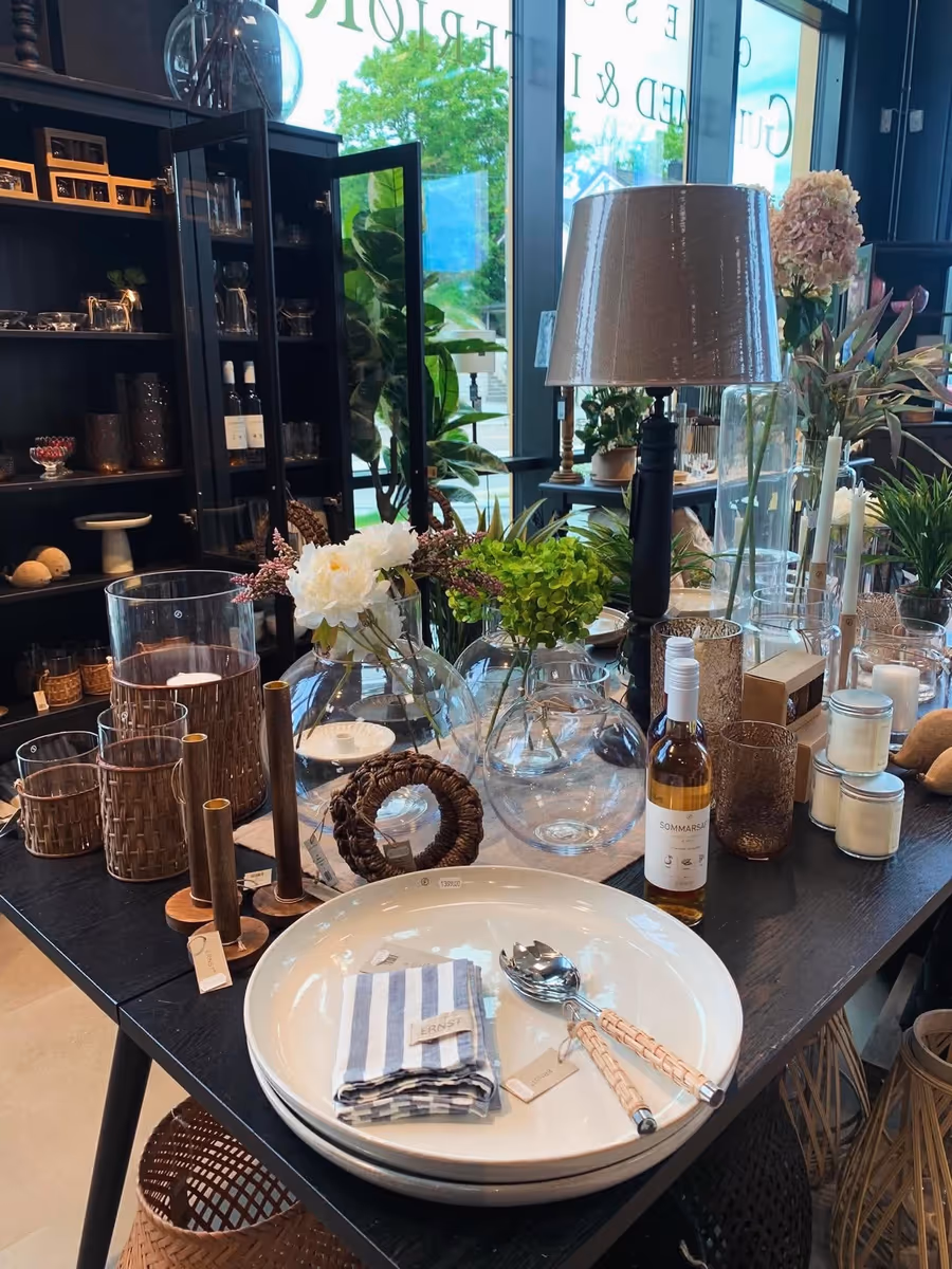 Dekket bord med lampe, glass og dekkesett