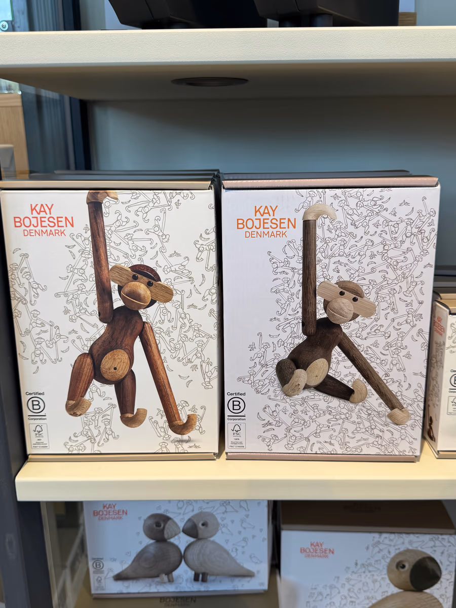 Kay Bojesen-aper i teak på merkeeskene i interiøravdelingen