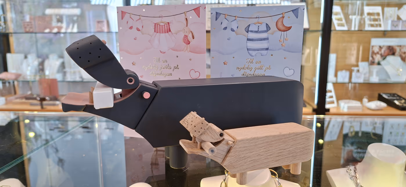 Kay Bojesen Hippo i mørk finish med barnegave-kort bak i butikkhyllen