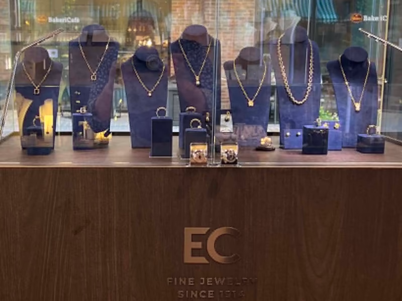 Disken med EC-logoen og teksten Fine Jewelry since 1914, med smykkeoppsatsen over