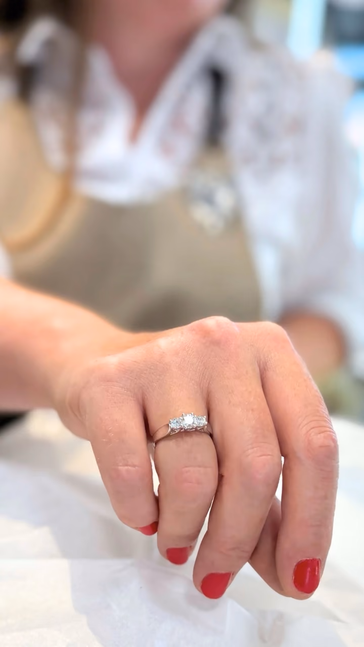 Ring fra HeleneV med tre diamanter på rad, vist på en hånd i butikken