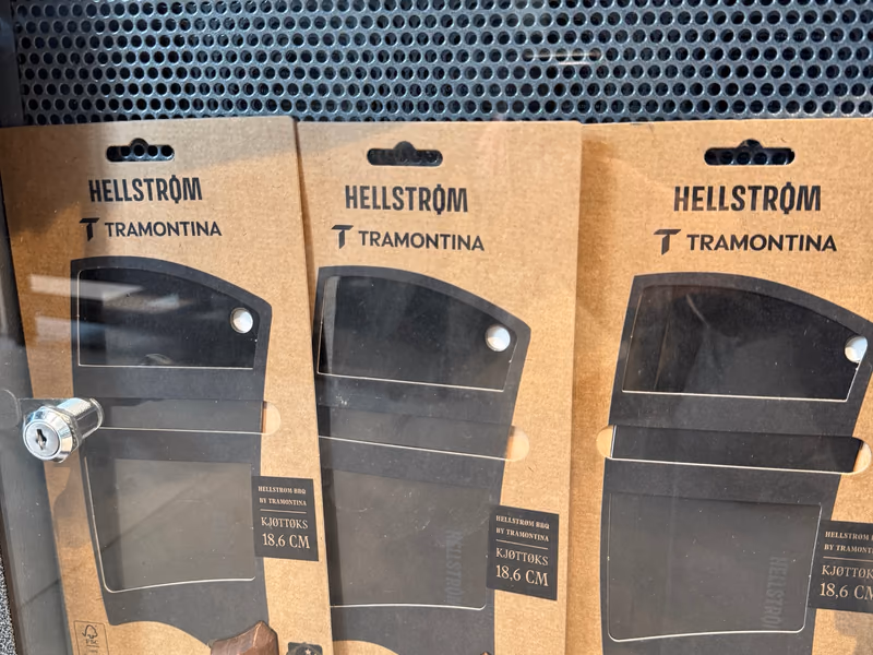 Tre kjøttøkser på 18,6 cm fra Hellstrøm by Tramontina i pappemballasje, hengt opp i knivskapet hos Gressvik Gullsmed