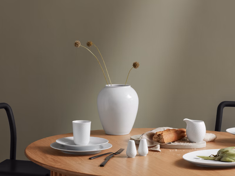 Dekket bord med hvit vase og servise fra Lyngby Porcelæn