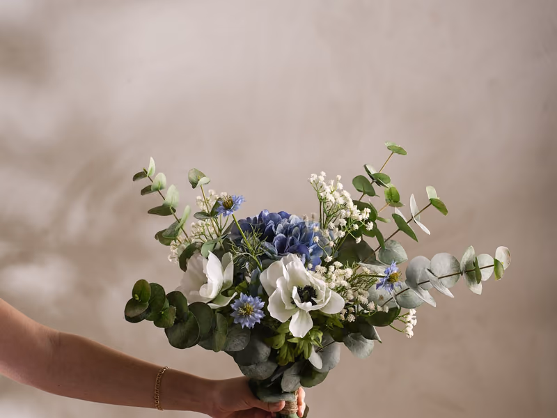 Bukett med kunstige anemoner og eukalyptus fra Mr Plant
