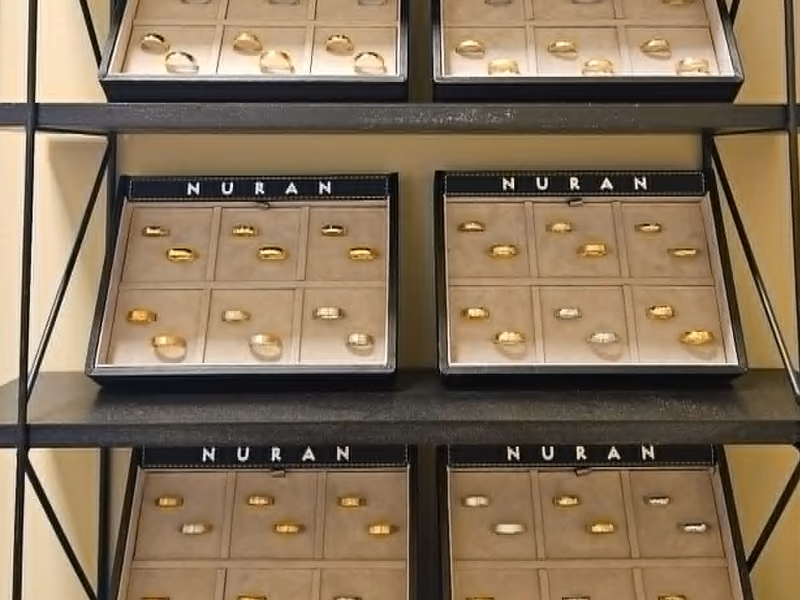 To prøveringbrett fra Nuran med gifteringer i gult og hvitt gull