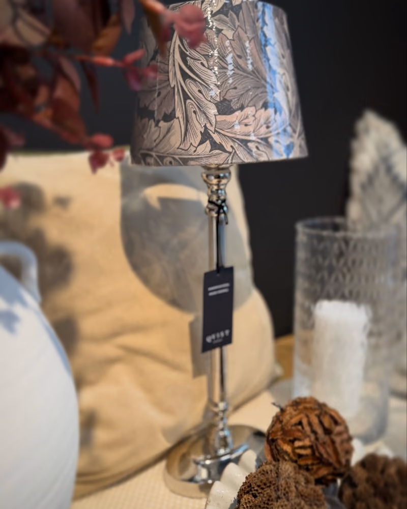 Bordlampe fra Qvist Studio med William Morris-skjerm i blått og beige på en sølvfarget fot