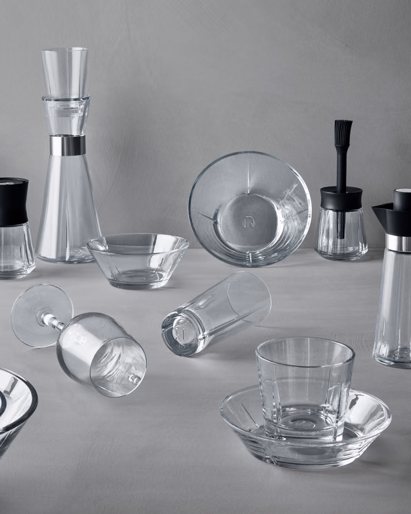 Glass, karafler og skåler fra Rosendahls Grand Cru-serie på et grått bord