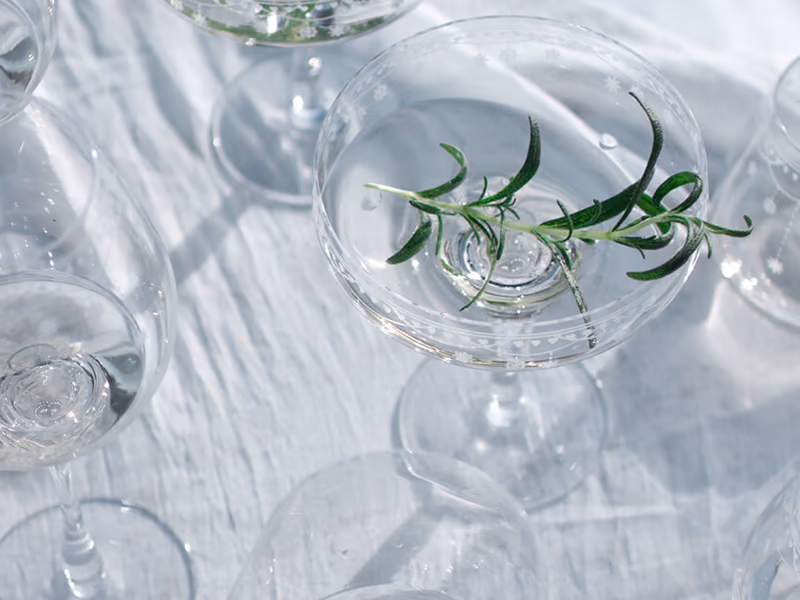 Glass fra Julemorgen-serien til Wik & Walsøe sett ovenfra på en lys duk
