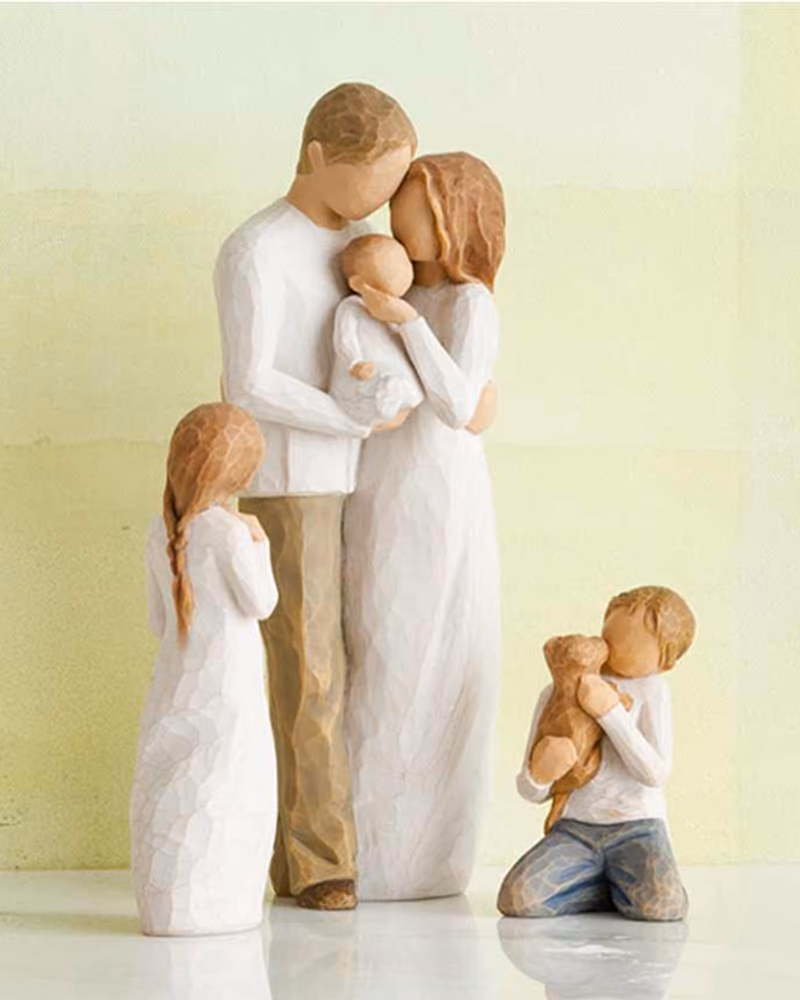 Fem ansiktsløse Willow Tree-figurer som forestiller en familie med tre barn