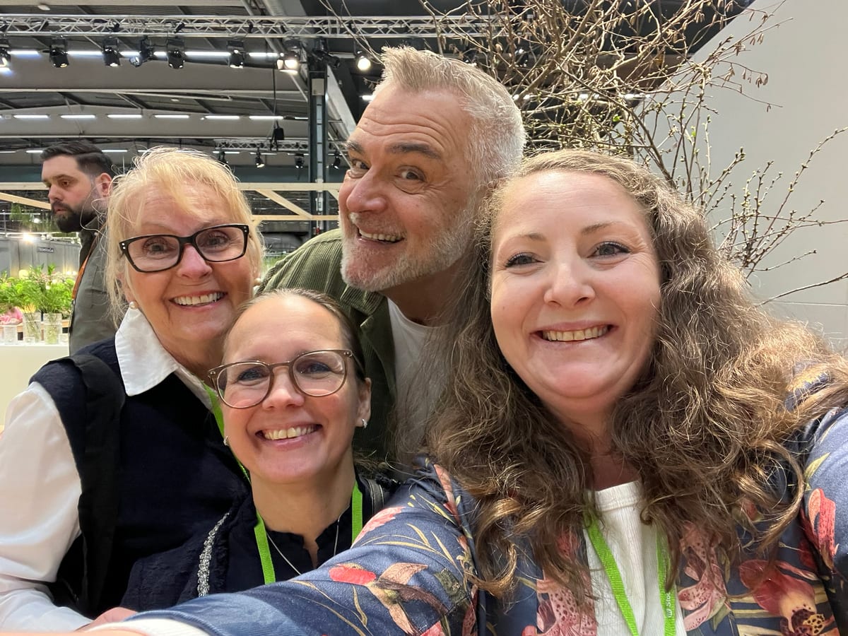 Jentene på messe sammen med Ernst Kirchsteiger