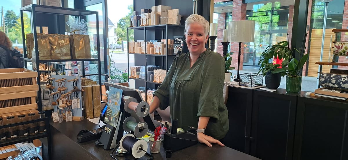 Karianne bak disken i butikken