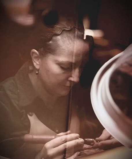 Marita Smørsgård Arntzen ved gullsmedverkstedet på Gressvik